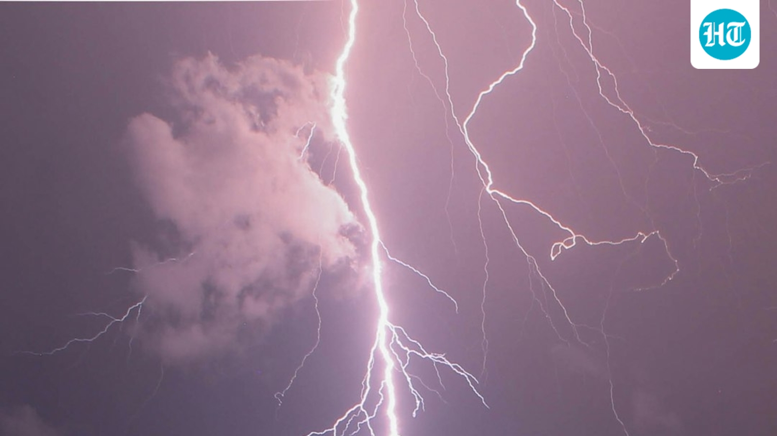 Michigan lightning storm update: Tornado fears as Livonia sees scary skies amid severe weather alert; watch videos 1 e7e84fb9260d7c362dc42299d3e9804b1f15f41f461be758f55bbc8b6085bbbc