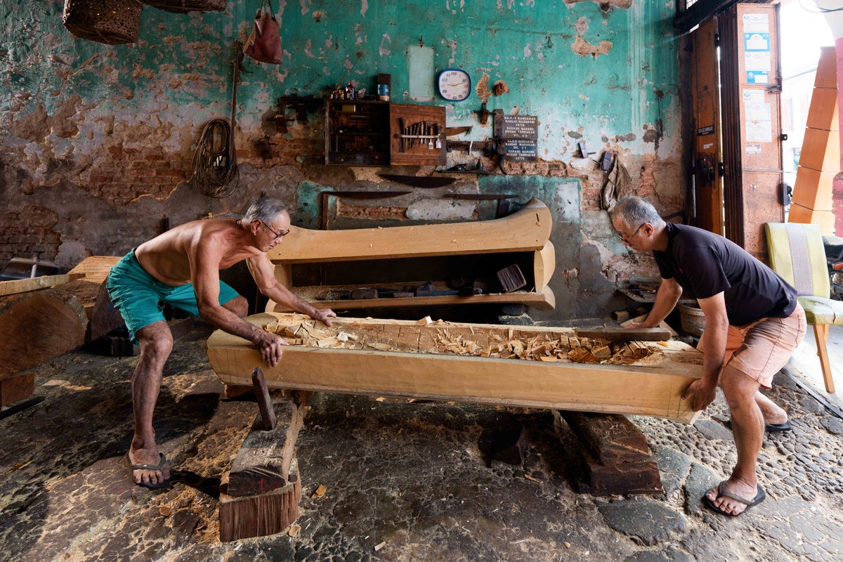 Two brothers carry on the traditional art of handmade Chinese coffins in Malaysia, in photos 1 ece16e1c1f70e01f0f8e24d5283670693449f6e60662bcd3a49b635d11352cfa