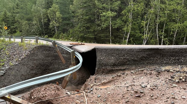 Stranded locals and isolated guests: Nova Scotians cope with severe storm fallout 1 f42a58c4b46a07075e0548b6937cf4bd93b8c932fad9c04529f759ac8c3a4782