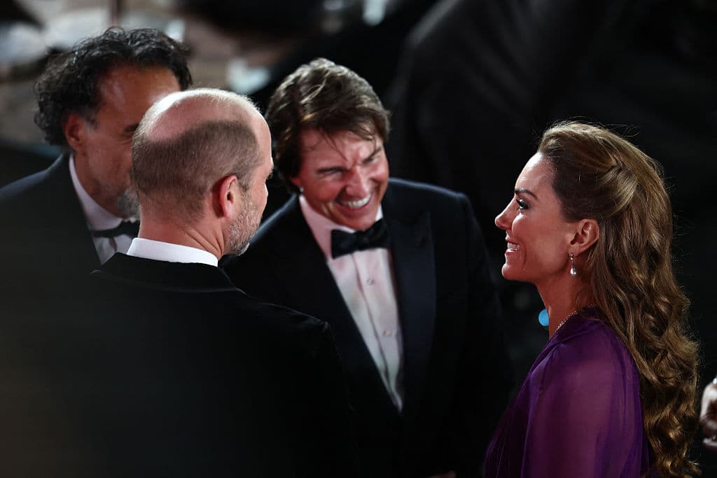 Tom Cruise is the perfect gentleman as he greets Prince and Princess of Wales at Digger premiere in London 1 f49d635ac91c4517ffb647218aec10326a293d4d830bbb8675921eb529123692