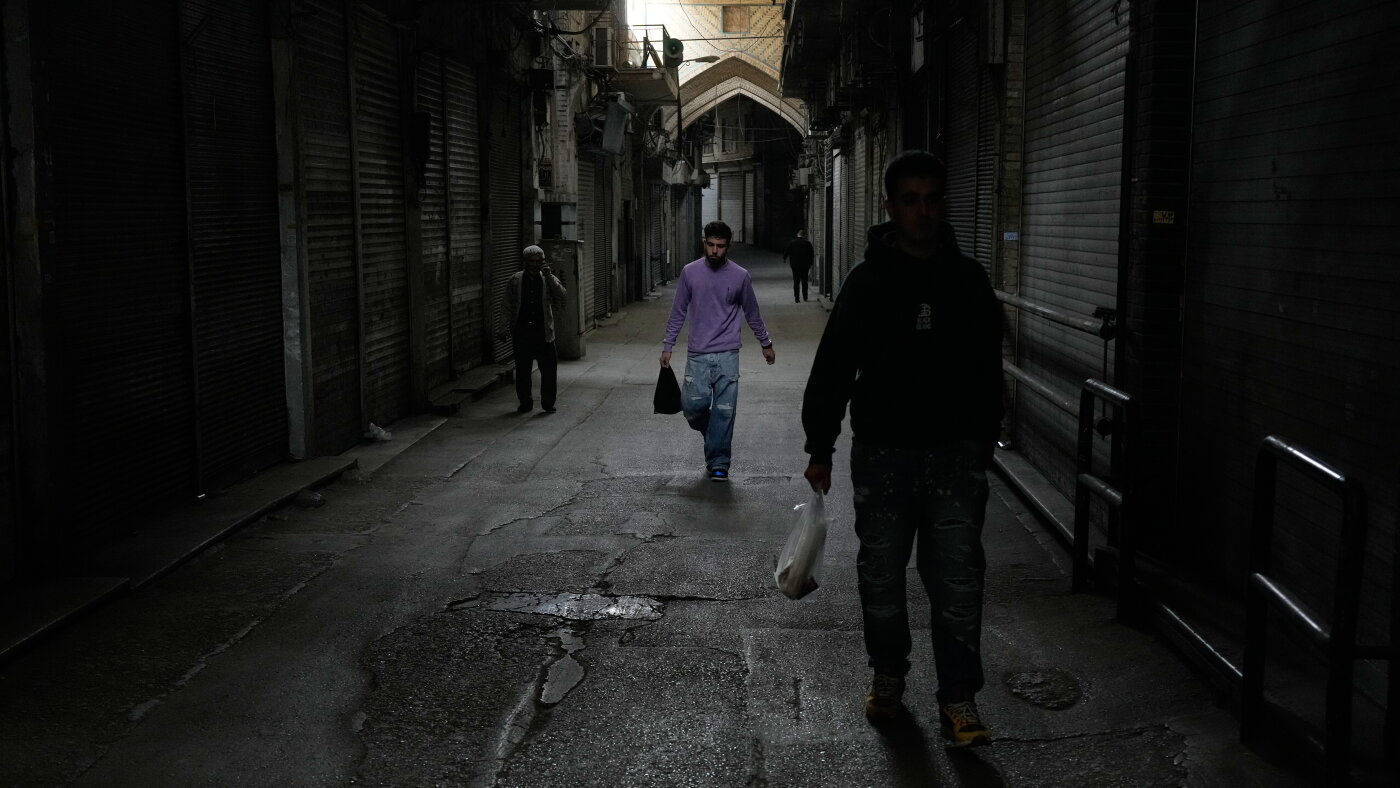 Amid war and sanctions, many Iranians are losing their jobs and struggling to get by 1 f93d651c6399c92411cea86898c49542e48e8fbeec8d0cc40269c254709965dd