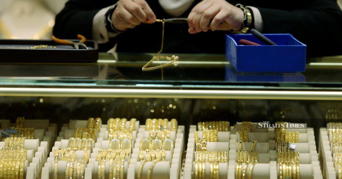 Gold inches lower as firmer dollar, higher yields weigh 1 0ce57d8dac83524465426aaf277eb1fec252f782a1deb34a06a7866997ea187e