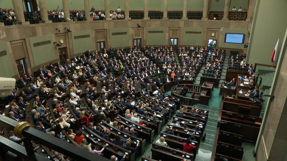 Zacięty bój między Konfederacjami w najnowszym sondażu. Morawiecki poza Sejmem 1 197d309a5830291246fd633bbaf60e69c88d8ef001c09d90105b0f3e3186a98d