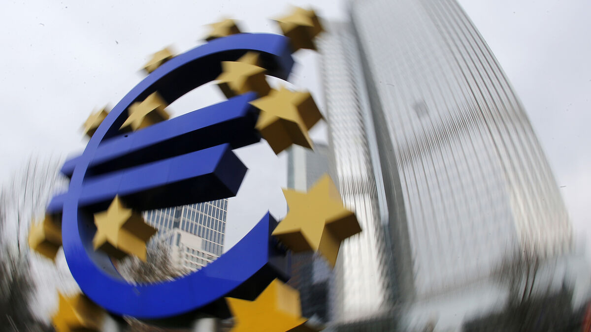 Euro falls to 18-month low as investors worry about government debt in major eurozone economies 1 19e4d601e2d9afbea4943400e91a8e5ea85ed0b30dcff3aadb88d3bb3904e476