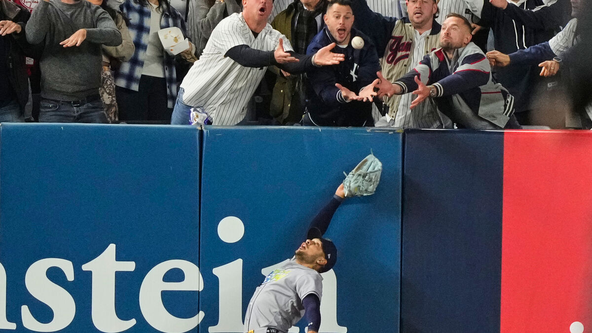 Yankees fan escorted from stadium after interfering with potential home run in playoff loss 1 1b5c2a9a4acbf7921301e8e3bd8e6e74c9a20c38ed43dbc272953c0ab124870e