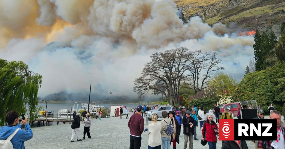 Firefighters continue to battle major blaze near Queenstown 1 1d214e4fc3cbeab79e6ebf5b9d294d64461caca45e8d8678672b198125076a8e