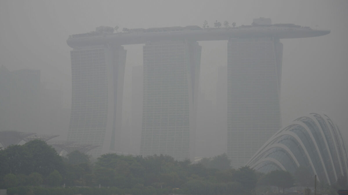 Indonesia’s Toxic Haze Spreads to Malaysia, Singapore and East Timor as 280,000 Seek Treatment 1 24102c5a5870d88a66a0f7d4f58043ceee45d5f03e0a8d6627fffa27d117c0d1