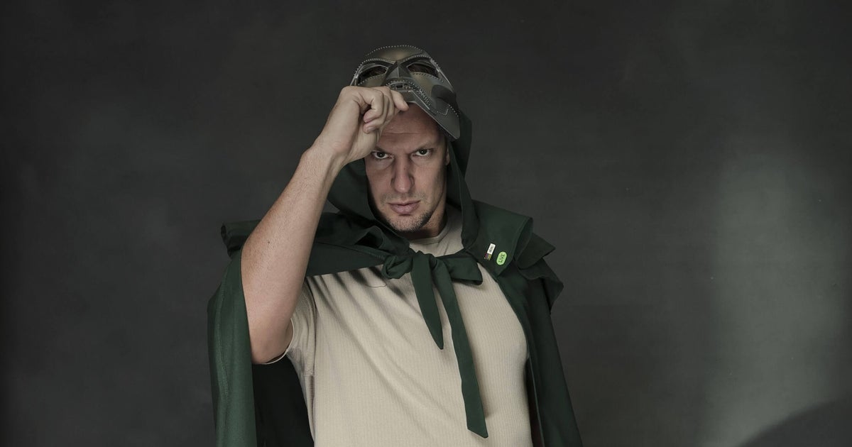 Notice a larger than life Doctor Doom at Comic Con? You may know him from somewhere else 1 249fd8b56193d9b19f87407598c62a9c55efba2c1c6dc8379468403d3730b393