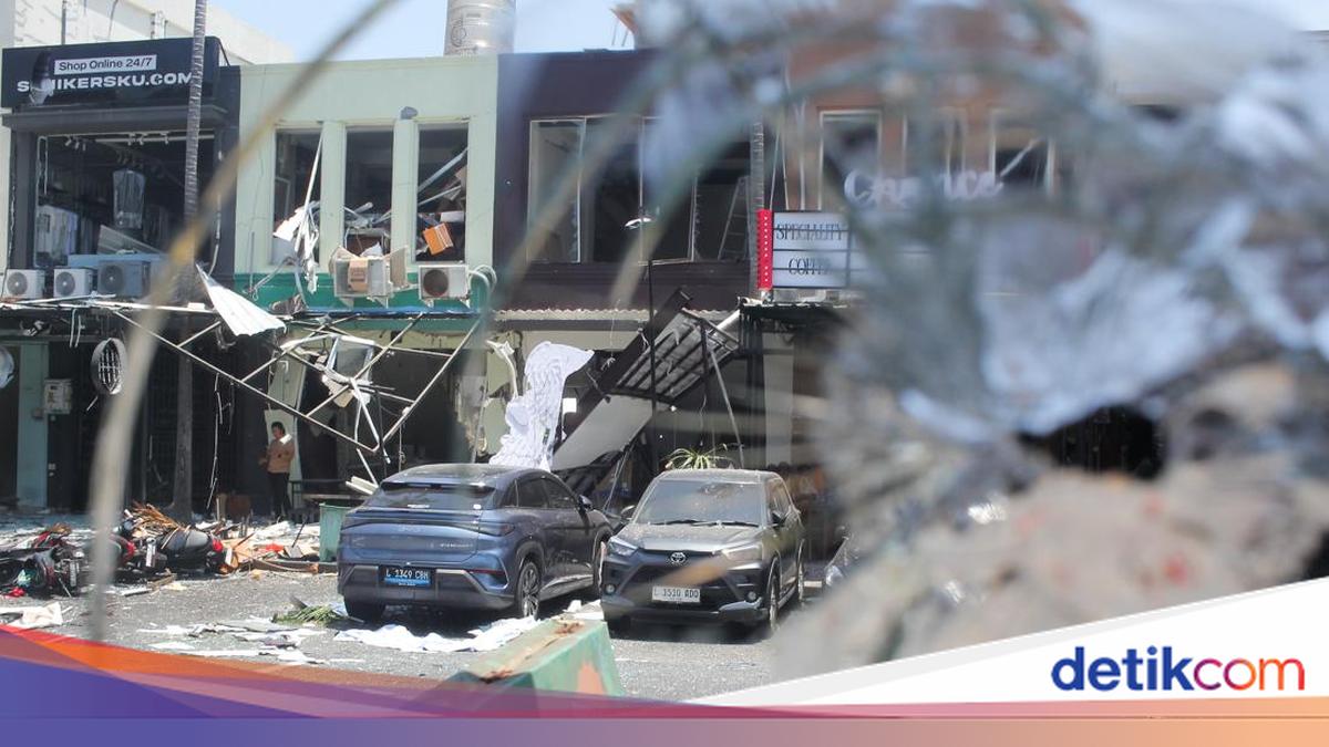 Ledakan di San Antonio Shopping Street Surabaya, Puluhan Bangunan Rusak 1 2b7feb4a8b4cb58f50b80da97d220844fd8690884bfcdcf104b3a44ef95ea30c