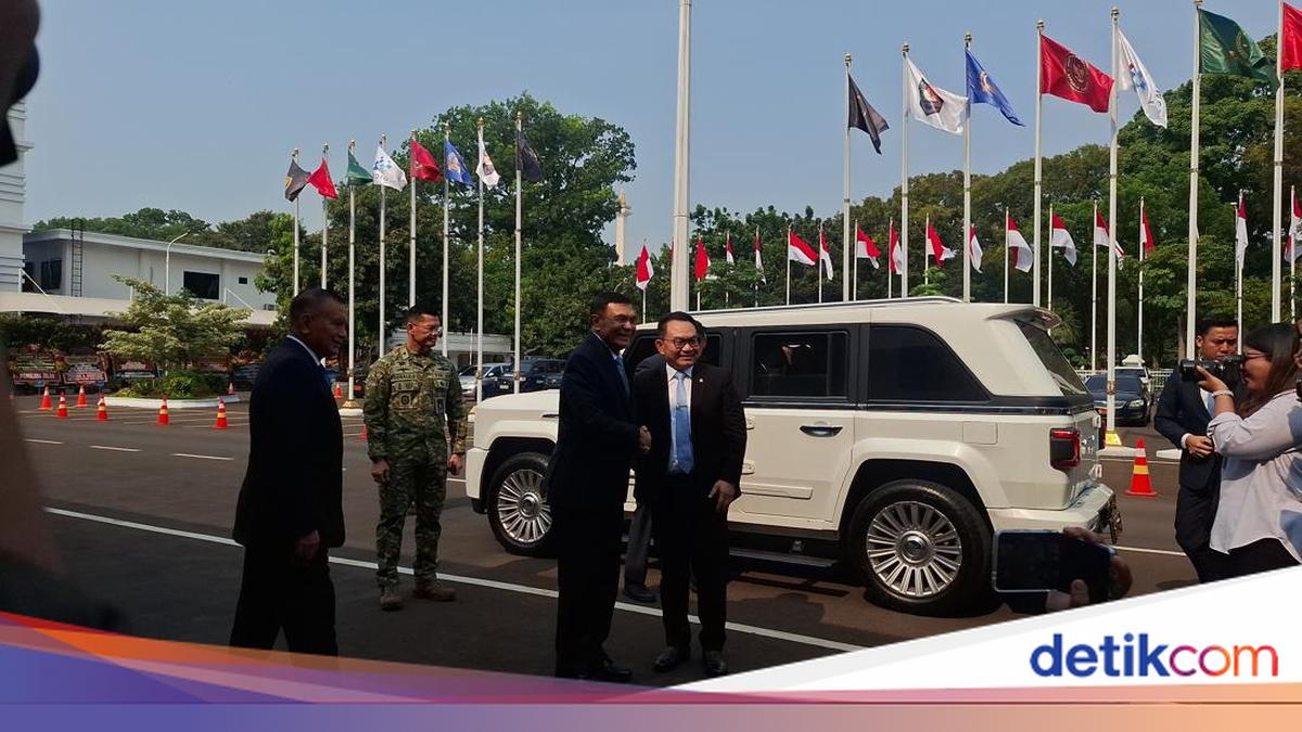 Dudung Tiba di Kemenko Polkam Jelang Sertijab, Disambut Djamari Chaniago 1 2e28e1b707b709dda18def85f9888f6ab848214127bb64f869b7760b89b107f5