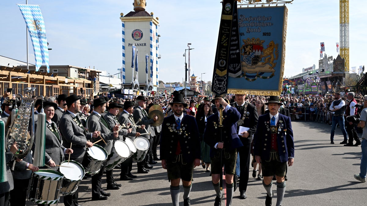 Kvinnor smygfilmades på Oktoberfest – ges byxor 1 2eec737303135754220b7b7a15ab242e1fbcbb1997338ca6e500f6f968fa1ea8