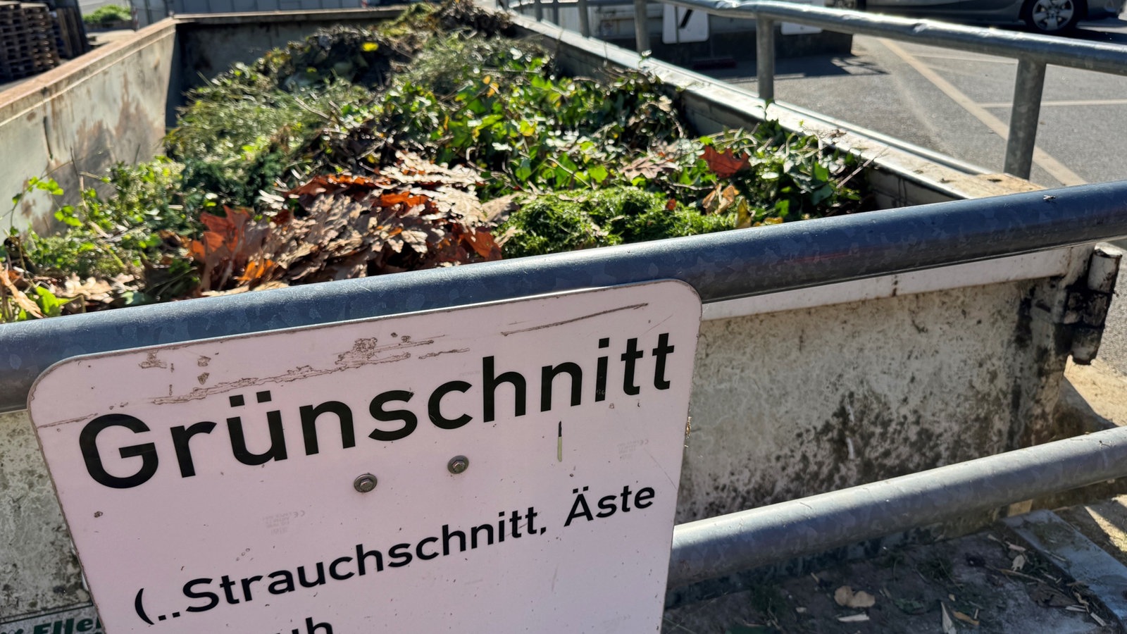 Letzte warme Tage: Andrang am Solinger Wertstoffhof 1 3282c6d263cc4dc2a56ab1fada72d6c64c825c9f4cc571fa7c5f2a25b2ebe548