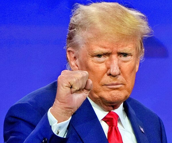 Trump Praises Newsmax Hosts, Touts Interview at Okla. Rally 1 366415398b5a5d44842ec0a797336768ee6912dd9bfb4db4c184aec3134d25c1