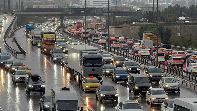 İstanbul'da pazartesi sabahı trafik kabusu: Yoğunluk yüzde 69'a ulaştı 1 406d3a9faa8c29f9c7ea1c252ca3dc03f0d689c9e076b1ddd7557e92ff767d25