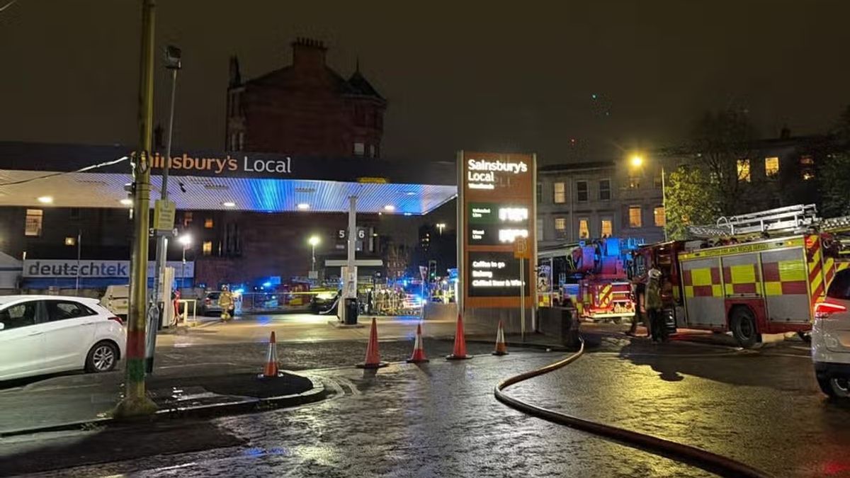 Car bursts into flames near Glasgow petrol station as 'residents evacuated' 1 4aa191d3b151d3fea9b34eb597b5c4bc78d245c82bb0c8a3569f9dbb697007b2