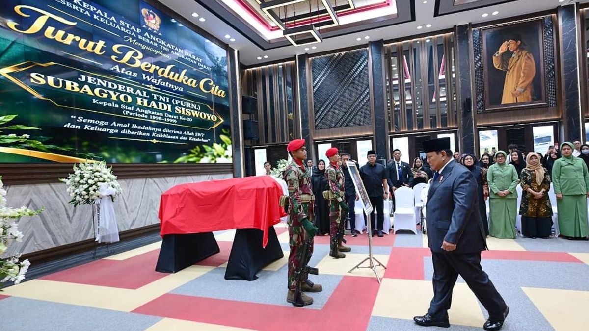 Prabowo Beri Penghormatan Terakhir ke Subagyo di Mabes TNI AD 1 530c8f359114a275bb53cf472ab92a251f27adf3b8a24abe8bc0a228b102e98d
