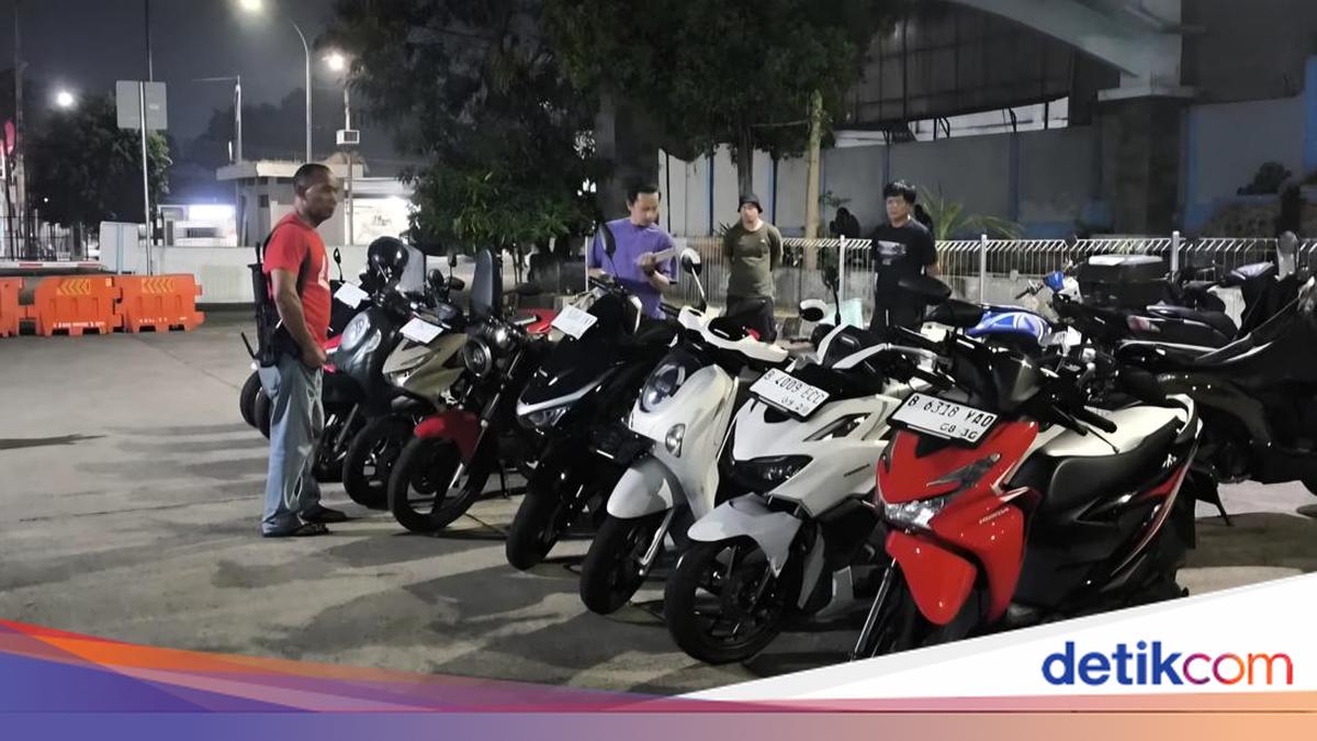Polisi Gerebek Penampungan Hasil Curanmor di Bogor, Mobil dan 18 Motor Disita 1 6002d996f665baa95b6cbf8dd1b35e34dd2600597136573f6f50c2d03d56c444