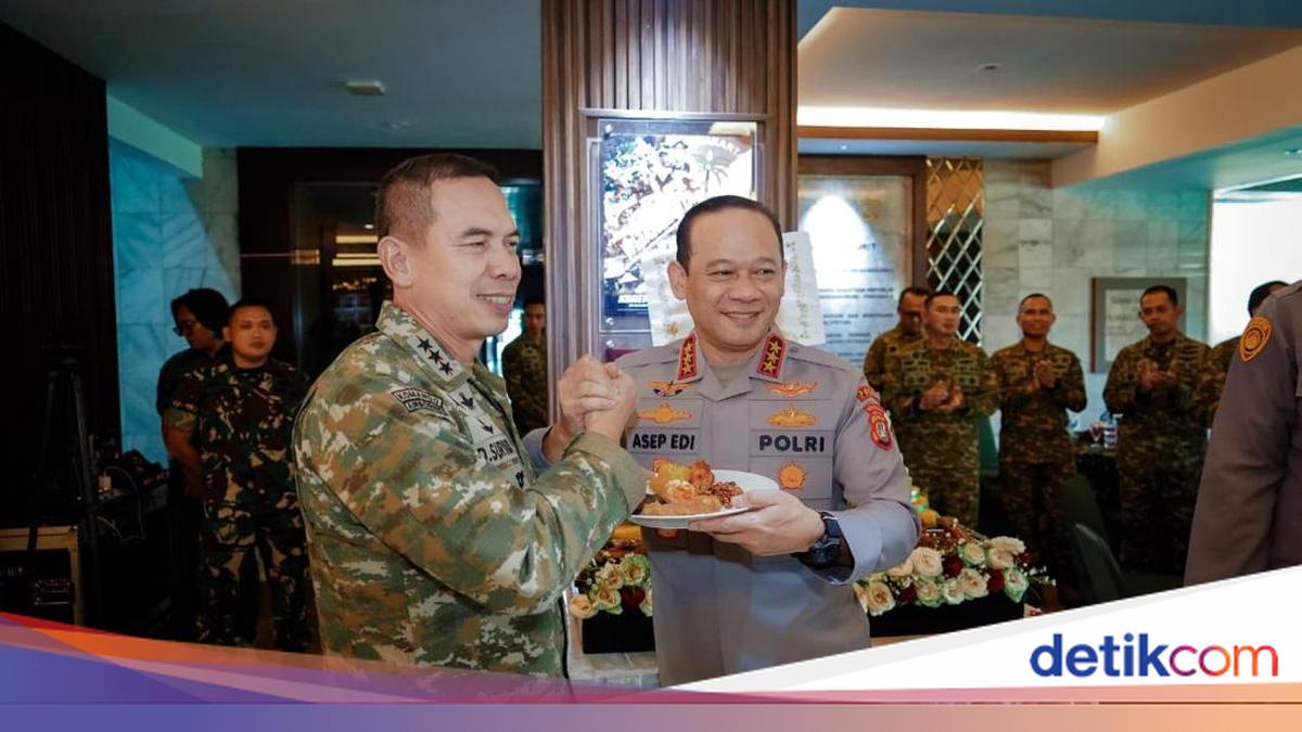 Kapolda dan Wakapolda Metro Hadiri Syukuran HUT Ke-81 TNI di Kodam Jaya 1 614d743e252edd6679c51fb574f44e68a6be36856304311983d031fd8da471a2
