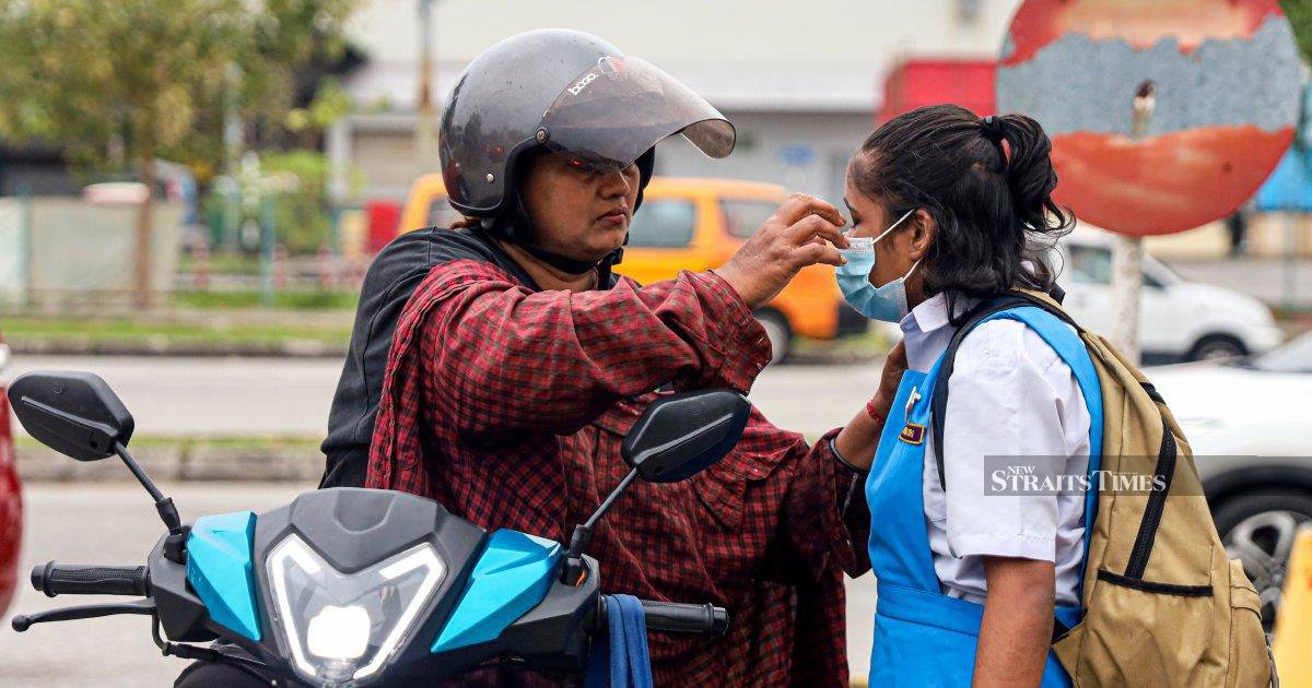 API 200 triggers school closures: Fadhlina defends haze protocol, allows parental discretion 1 7ca33aeb46f1e859533622acffa291047f22497c2f7cc51d436be00b0a4f9bd7