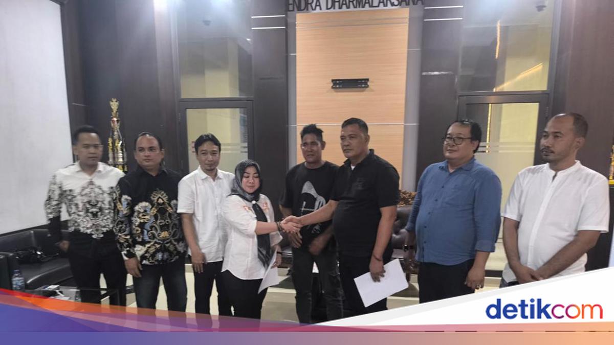 Kades di Pandeglang Minta Maaf Usai Marahi Biduan Protes Disawer di Muka 1 7d8cd3cb8363808bbf599bd5496b06186cd6a20c8a545456b8ec9330f2d160f4 1