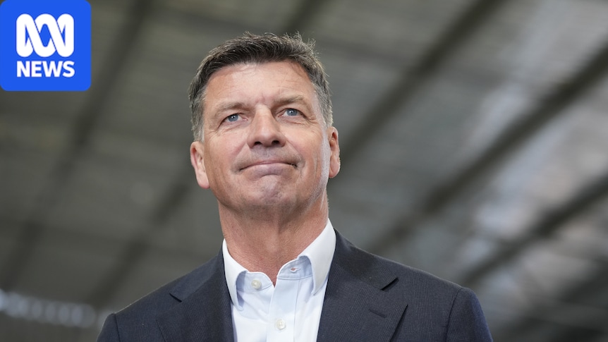 Angus Taylor tries to find his place on the migration middle road 1 9240c161bde451cfc73f1af272c34d5a105a93c58f579532007884b3417887bb