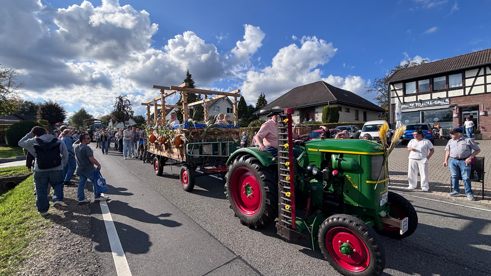 Monschau: 10.000 feiern Erntedankfest in Monschau 1 96d546c955d27973e10dc60728c7e11eac110c2ddee1bf586223561ac927ec24