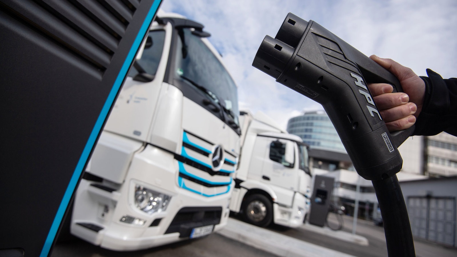 Neue Studie zu E-Lastern: Logistiker in NRW sollen sich Ladesäulen teilen 1 9d6762d38f60f6161d11edfce30f48d7ba40bcbddb1eda803f2430d2469d8419