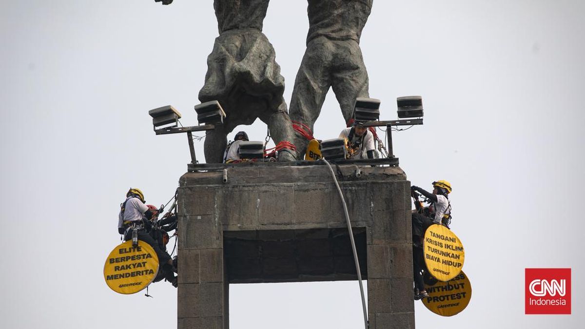 Polisi Evakuasi Enam Aktivis Greenpeace Pasang Spanduk di Bundaran HI 1 a77c801b51b6a0f4e9c3bf6a74e874e59608d1f81a9a428b0e2fb4422197e744