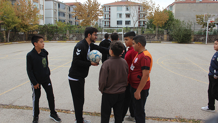 Görme engelli Abdülkadir, 11 yıl önce mezun olduğu ortaokula beden eğitimi öğretmeni oldu 1 b32092239a0e0dd2bd27b8d5f399f3e50aee620732aece9dbd7c6e745fdee001