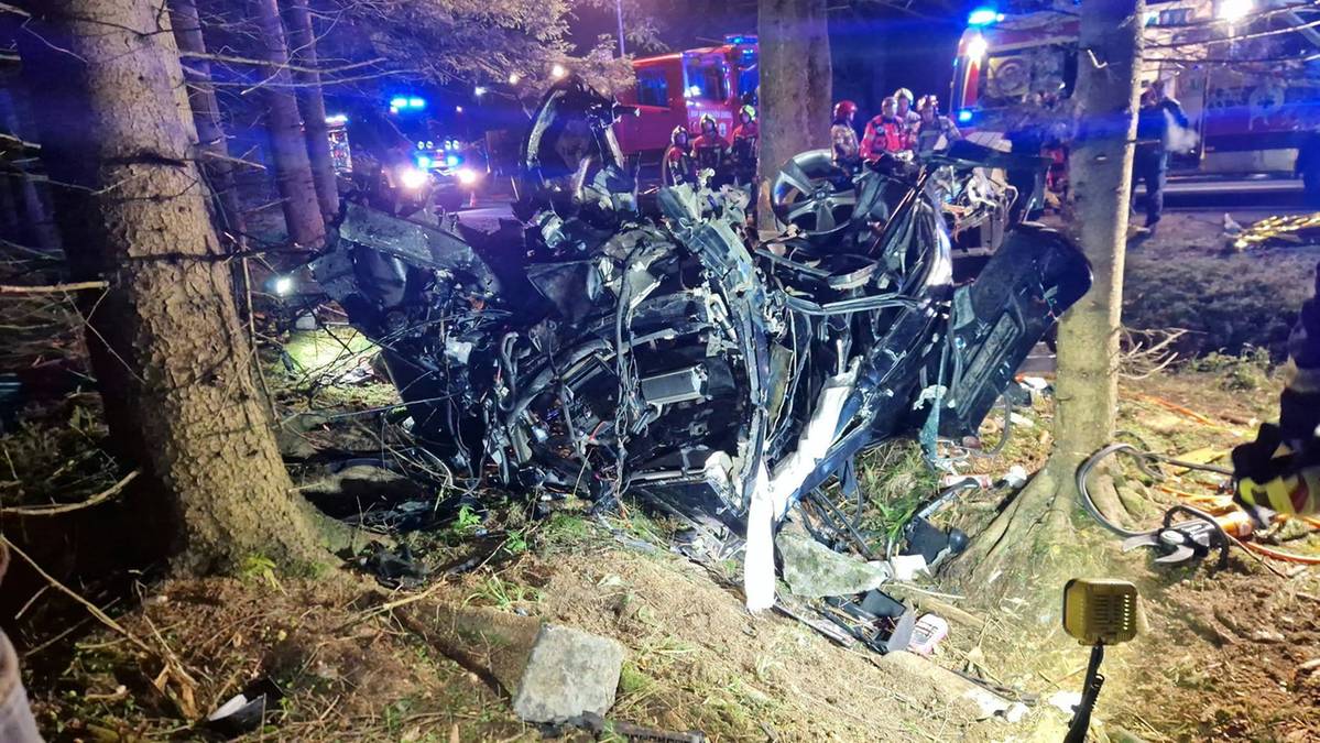 Z BMW została miazga, zginęły dwie osoby. Tragiczny wypadek na Dolnym Śląsku 1 b506ca3fd6e3e7b70f12a2f312ec59172c1ba0356c263e98ed220efb1fbc4ed7