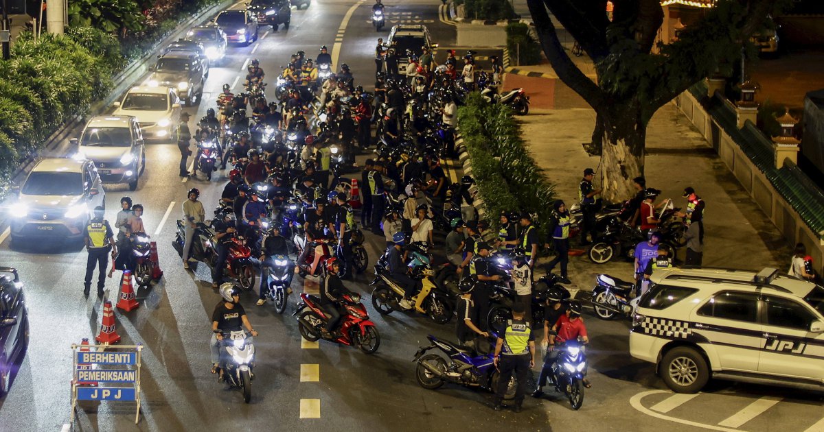 Proposal to raise motorcycle licence age to 18 under study, says Loke 1 be254000c6ae3e038effb33d7d56d649f87251b70857fdb3590d72dad6f781b8