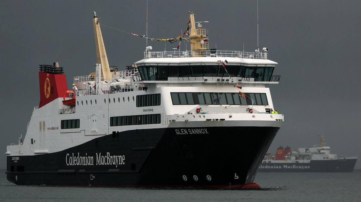 Major search after man falls overboard from CalMac ferry to Arran 1 ce43bfd542b761da56bd95a316e31356082a4e154d0118802ff8f642ba07b3ac