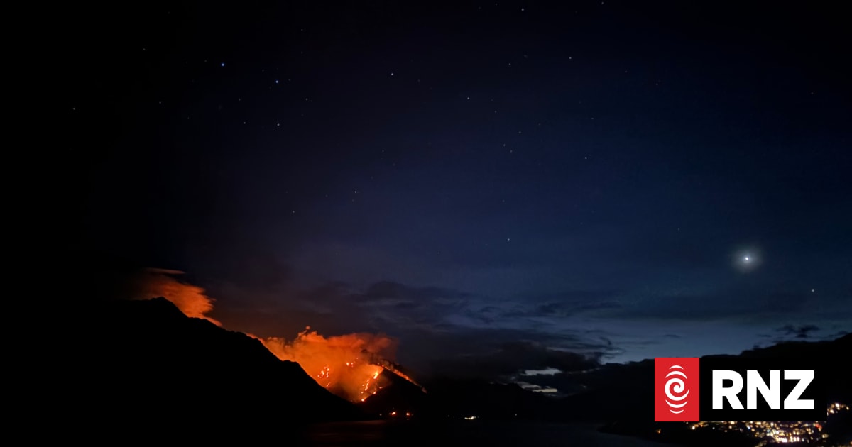 Lake Wakatipu bush fire likely to have worsened overnight 1 cf129a05ace45243f28cd334476e96efc51d4ecfd6e42139079dee685015ff66