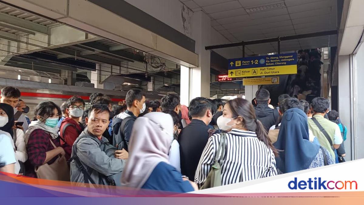 Eskalator Stasiun Duri Masih Diperbaiki, Penumpang KRL Antre Panjang 1 d095221aaa9d2593221783425c8d851782d80e1b7a44a424e12bd82a1d661967