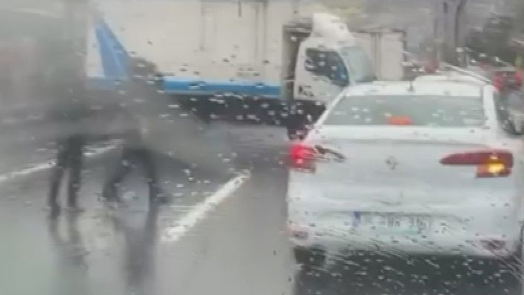 Beylikdüzü'nde yağmur kazası: Kamyonet bariyerlere çarptı, trafik kilitlendi 1 d6b91c739907d0c85465b680592447f6bfe0bfbeef0bb64de09a454d29ded1d3