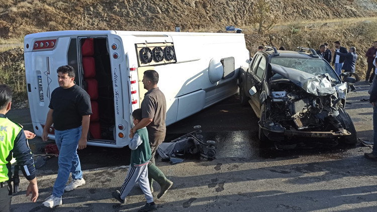 Bingöl-Diyarbakır karayolunda can pazarı: Yan yatan midibüsteki 12 kişi hastaneye kaldırıldı 1 d7eb931613f86777191462cb4de6db716de2c2b34991c5b0c5824031e6b7609c