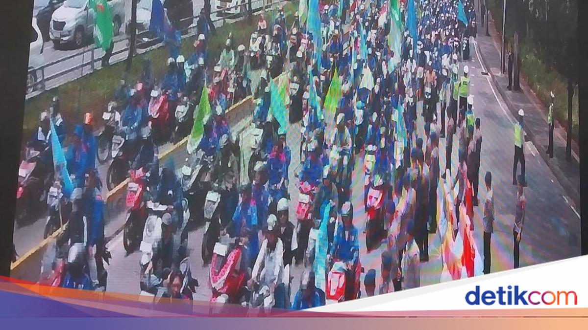 Massa Demo Padati Depan DPR, Lalin Semanggi Arah Slipi Dialihkan 1 db7f320ddd1433759ad0ab12a0083c9739dc5391aa1d79fb252ecac985d3d472