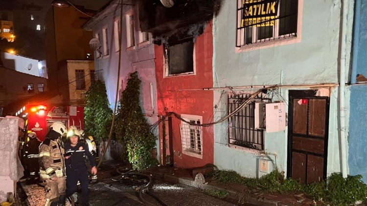 Fatih’te 2 katlı bina alev alev yandı: 1 ölü 1 e3df76322ec804eca586b560bf277ee39499ccd3200732a69c21211507c4b7d5