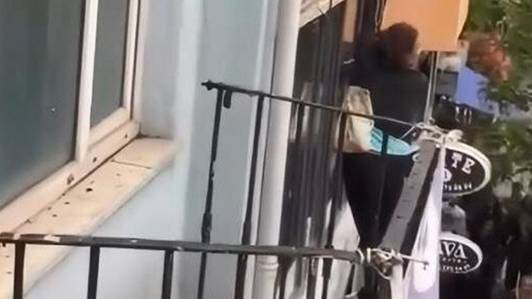 "İmdat polis yok mu" diye feryat etmişti: Tabeladan düşen kadın hastanelik oldu 1 e52911346c64e58144808c2670a3d5cb737d6005f65f84fc7dc24d22eb0e40b1
