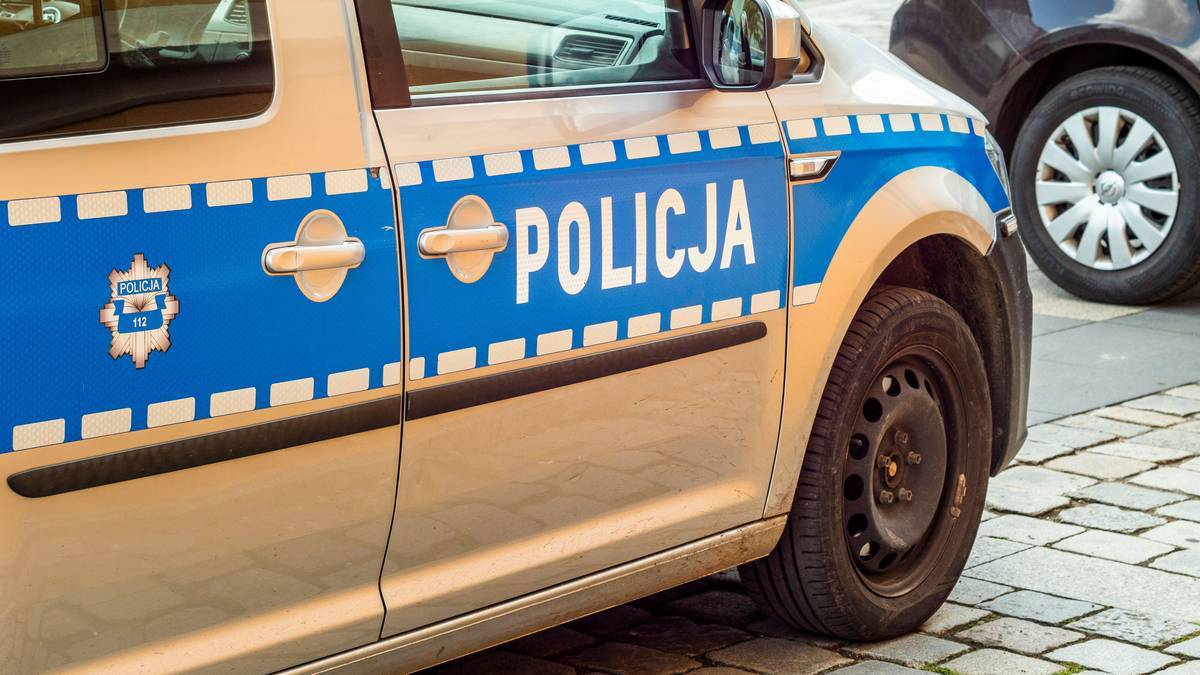 Policjanci w szoku, kierowca nagle wyszedł z auta. "Mam zakaz" 1 e7b198bbf73736cb4aeaa68a632d4d6e7518da36a132f65463ad3af0eceb6ef3