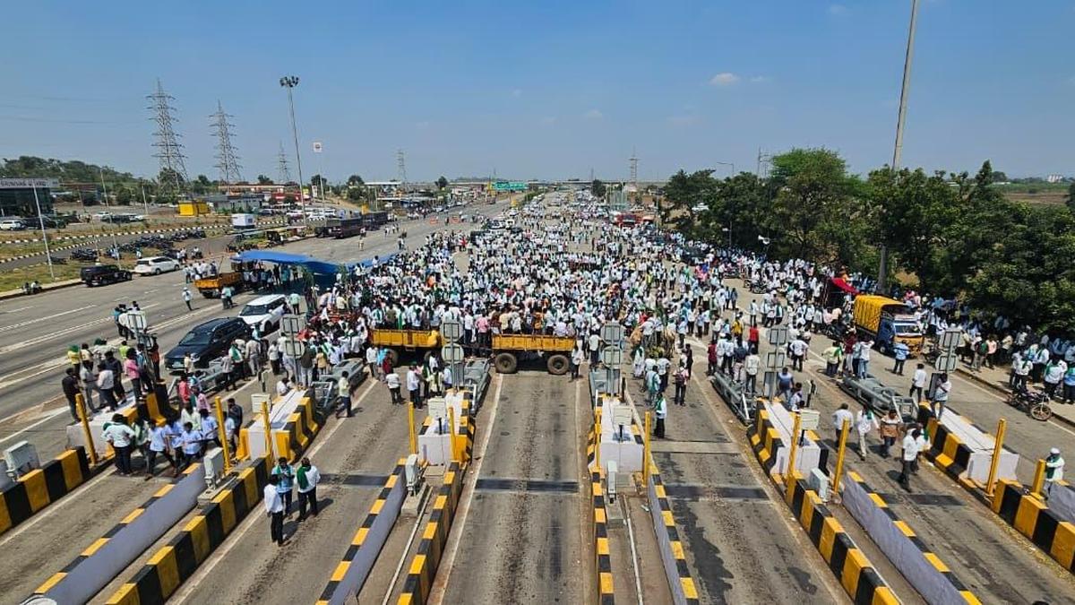 Sugarcane farmers take protest to other towns in Belagavi district 1 eb9a76fc8c6bd1ea2bd49f5028212cd4a5c20adcabb309a1effc4b54a04016de