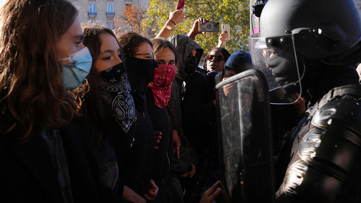Police Fire Tear Gas at Barricaded High School as Protests Spread Across France 1 f2989d3468505f9f5b079384853983f5c496f1bd5a343d7bb9736f9f384ffc61