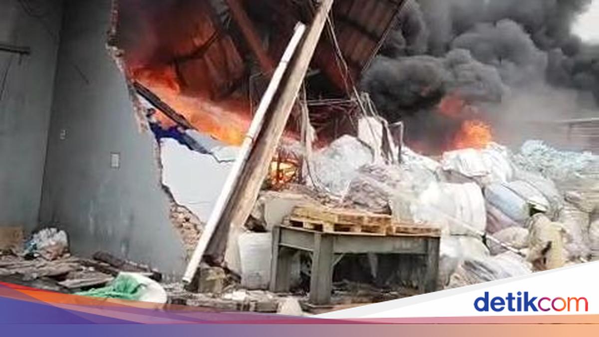 Pabrik Plastik di Cikupa Tangerang Terbakar, 2 Bangunan Ambruk 1 f937bbcffac2f1443594519f237a50cf79602273aa16b6b1e625c199f4cbb395