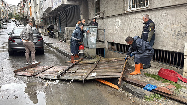 İstanbul'da bodrum katta can pazarı: Su basan dairede mahsur kalan vatandaş kurtarıldı 1 faa7e1c6d0cff301321a917d8ca18d8c12445ba97716fc23eef18dd8ae5d5e2f