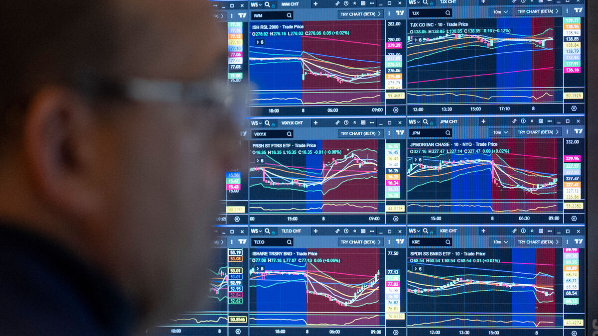 Wall Street falls slightly as major banks report mixed earnings results 1 fe7d414e39eff98d3e4a83a2c685bae8be7826f548c6120e0fca6bd04b7b7a40